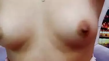 Kareena showing her milky white boobs