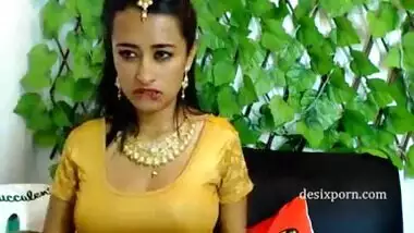 Gorgeous Indian Girl Shows Off Her Hot Tits