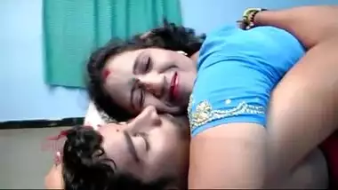 Desi bhabhi’s cleavage & boob press bollywood sex