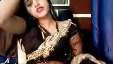 Cam bhabhi in saree plays with boobs and wet pussy