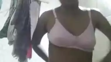 Tempting Desi sex amateur model changes in a XXX way on camera