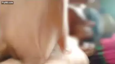 Desi indian bengali bhabhi ko ungali kar ke pani nikal diya