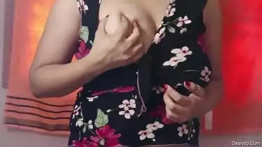 Indian babe showing her big boobs on cam